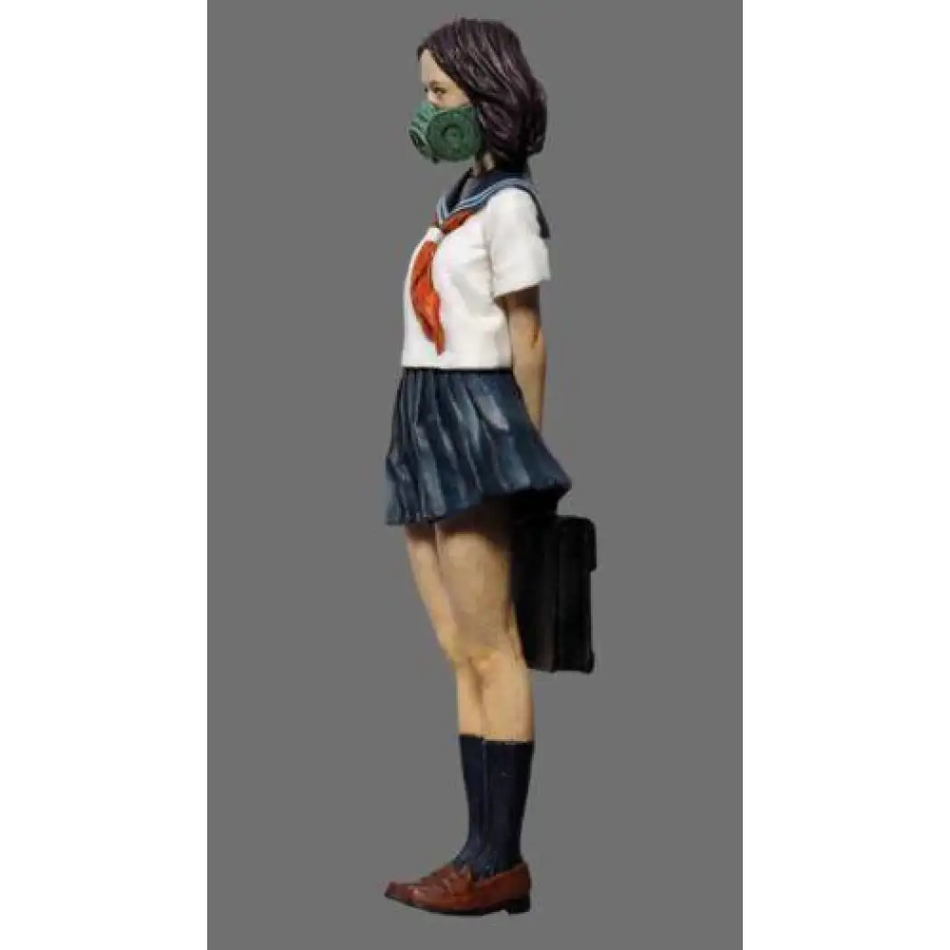 1/35 Resin Model Kit Modern Asian Girl in a Gas Mask Schoolgirl Unpainted - Model-Fan-Store