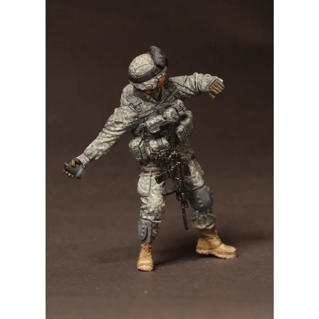 1/35 Resin Model Kit Modern US Army Soldier Throwing a Grenade Unpainted - Model-Fan-Store